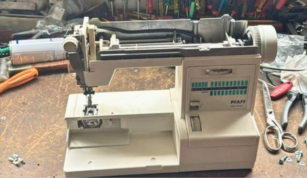 Meccanica interna macchina da cucire Pfaff in riparazione