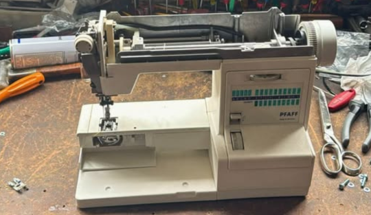 Meccanica interna macchina da cucire Pfaff in riparazione