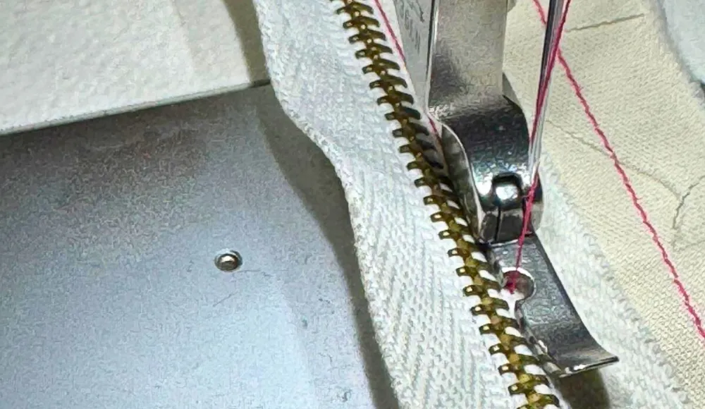 Quali accessori servono per montare una cerniera con la macchina da cucire? il piedino per cerniera