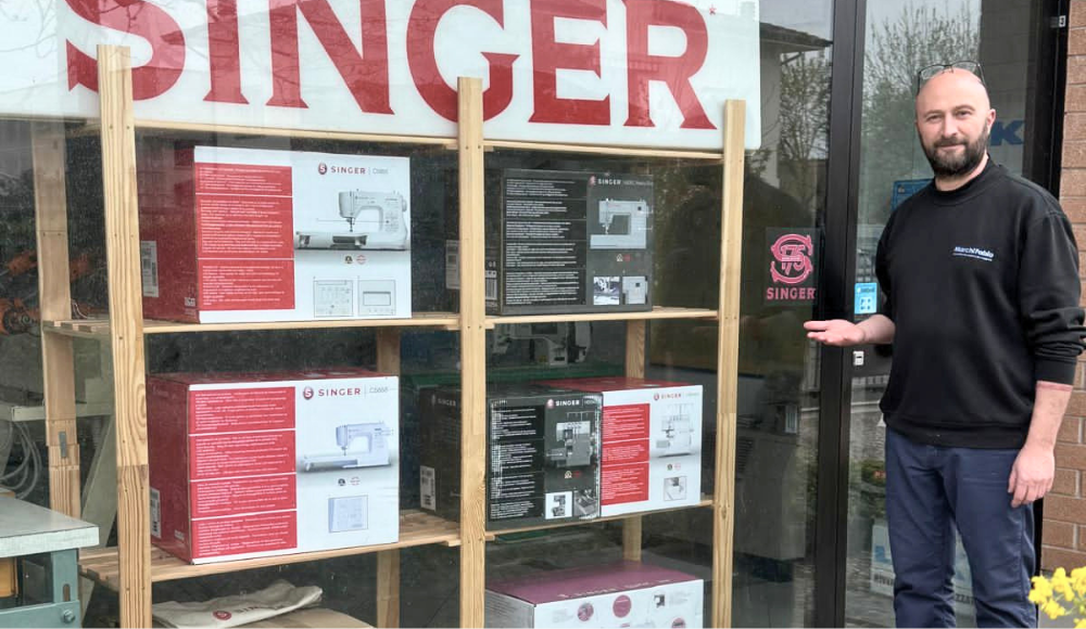 Rivenditore Singer a Correggio: vetrina con macchine da cucire in Via Gobetti. Prova dal vivo la qualità Singer