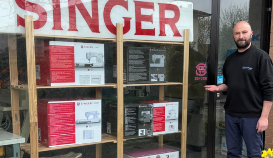 Rivenditore Singer a Correggio: vetrina con macchine da cucire in Via Gobetti. Prova dal vivo la qualità Singer